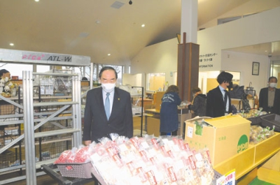 写真：リニューアルオープンの準備が進む道の駅を視察する岩倉市長