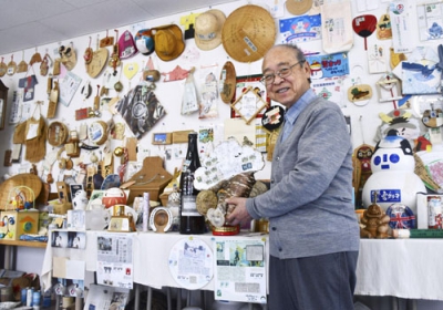 写真：ユニークな定形外郵便が展示されている「おもしろ遊便館」を紹介する館長の渡辺信雄さん＝札幌市南区