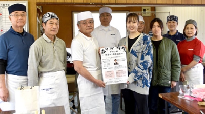 写真：「朝活」をＰＲするサロン紬と手打ちそば愛好会のメンバー