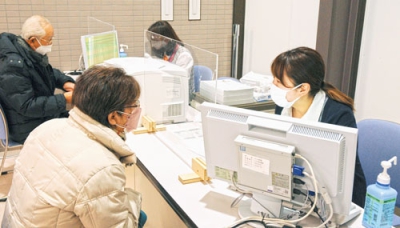 写真：新型コロナウイルスワクチンの３回目接種の始まる。５類引き下げ後のコロナ拡大にどう対応していくか＝２０２２年２月、市立室蘭総合病院