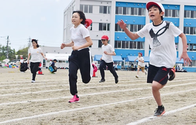 写真：室蘭市内小学校の運動会。５年男女の体力合計点は全道を下回った