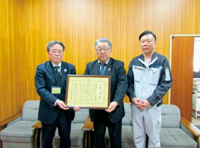 写真：安宅教育長から感謝状を受け取った菱中建設の林田支店長（中央）ら