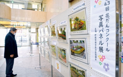 写真：昨年の花だんコンクールの作品が展示された写真パネル展