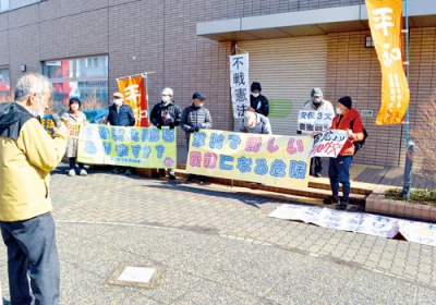 写真：プラカードを掲げ道行く市民に平和憲法の重要性を訴える参加者