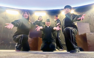 写真：来場を呼びかける室蘭清水丘高演劇部員