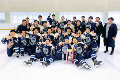 写真：社会人リーグのプレーオフで優勝した日本製鉄室蘭アイスホッケー部「室蘭スティーラーズ」（提供写真）