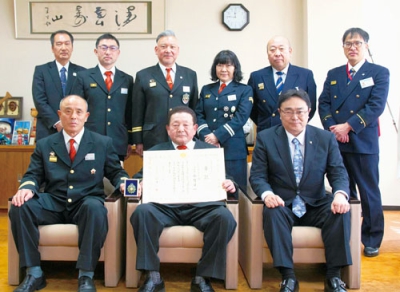 写真：消防庁長官表彰を受賞した小竹分団長（前列中央）ら