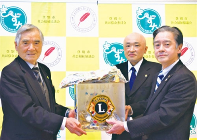 写真：山田会長（左）に善意を手渡す亀谷会長（右端）と勝俣さん