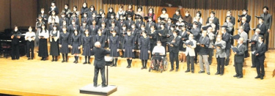 写真：総勢８０人近くのステージも設けられた定期演奏会
