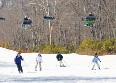 写真：青空の下で今シーズン最後の滑りを楽しむスキーヤー