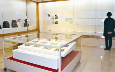写真：昭和・平成の貴重な資料が並ぶ特別展