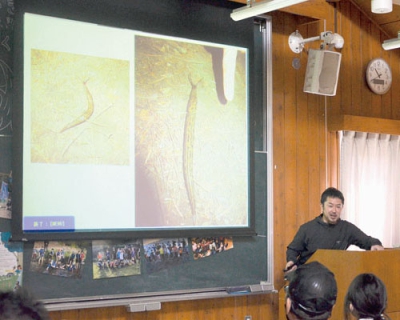 写真：環境問題について解説する加藤代表