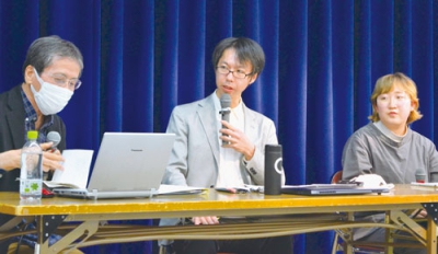 写真：大麻銀座商店街の事例について紹介する橋本さん（中央）ら登壇者
