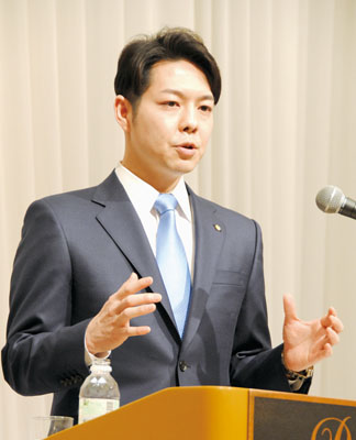 写真：政策の実行で「北海道の価値を押し上げる」と訴えた鈴木氏
