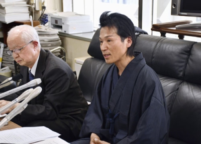 写真：記者会見で道知事選への出馬を表明する三原大輔氏（右）＝２２日午後、道庁