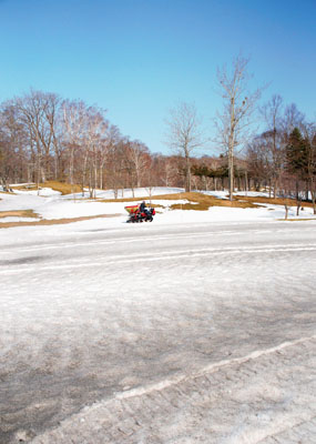 写真：融雪剤散布が始まった登別カントリー倶楽部