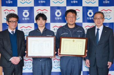 写真：感謝状を受け取った加藤取締役（右から２人目）