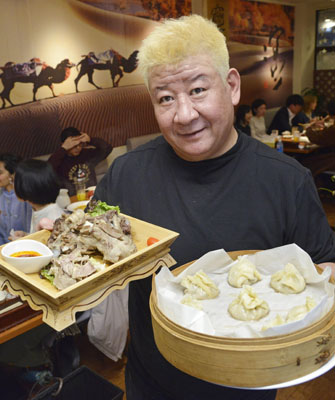 写真：客から「兄貴」と慕われる中国内モンゴル自治区出身の那爾蘇さん＝１０日、札幌市