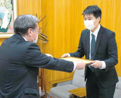 写真：安宅教育長から感謝状を受け取る大津ストアマネージャー