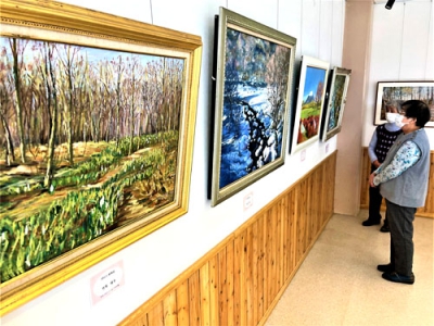 写真：２３点の油彩・水彩画が並ぶ小作品展