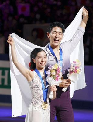 写真：フィギュアスケート世界選手権のペアで日本勢初優勝を果たした三浦璃来（左）と木原龍一＝２３日、さいたまスーパーアリーナ