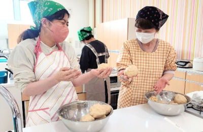写真：みそ作りを楽しむ参加者