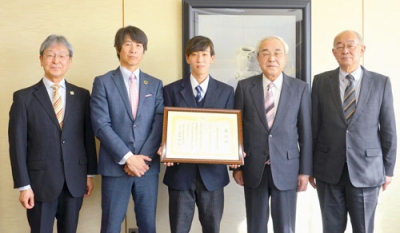 写真：表敬訪問した近藤さん（中央）と浅井校長（左から２番目）