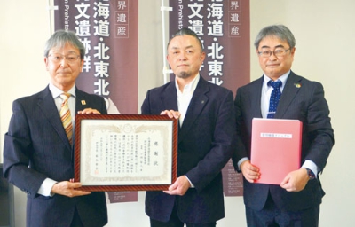 写真：感謝状を受け取った小林会長（中央）