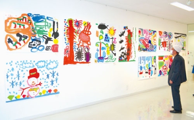 写真：園児たちの生き生きとした作品が並ぶ生活イメージ展