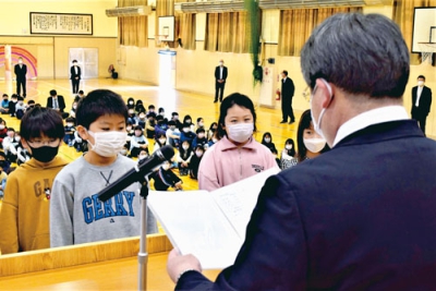写真：大熊校長から修了証書を受ける児童たち