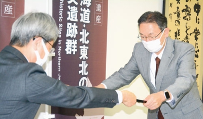 写真：伊達市学校教育実践表彰に選ばれ、影山教育長から賞状を受け取る伊達中学校の高橋校長
