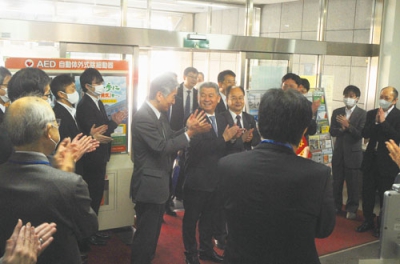 写真：市職員らの歓迎を受ける賈副市長ら（中央）