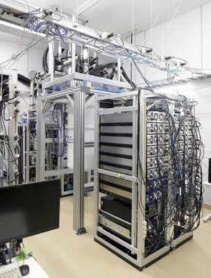 写真：報道陣に公開された量子コンピューターの実機＝２４日午後、埼玉県和光市の理化学研究所