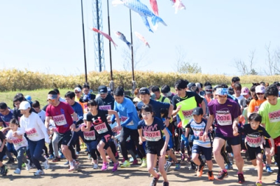 写真：市内外から多くのランナーが参加していた登別こいのぼりマラソン＝２０１９年５月