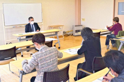 写真：柴山さんの解説に聞き入る参加者たち