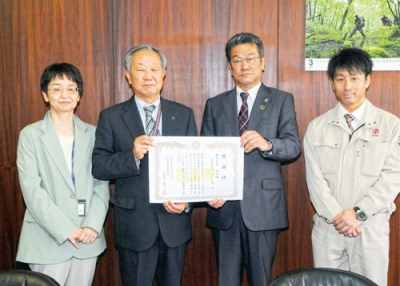 写真：感謝状を手にする南部専務執行役員（右から２人目）