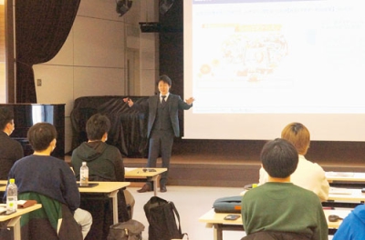 写真：学生にパナソニックＩＴＳの取り組みを説明する田辺社長