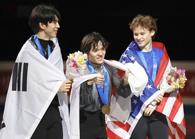 写真：日本男子初の２連覇を果たし、メダルを胸に笑顔の宇野昌磨。左は２位の車俊煥、右は３位のイリア・マリニン＝さいたまスーパーアリーナ
