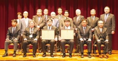 写真：青少年表彰を受賞した野田さん（前列右から３人目）と太田さん（同４人目）