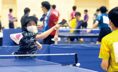 写真：【男子シングルス１回戦】スマッシュを決める本藤＝栗林商会アリーナ
