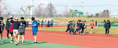 写真：道内各地からの合宿でにぎわう入江運動公園陸上競技場