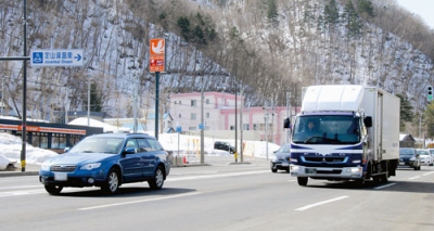 写真：４車線化で走行しやすくなった国道２３０号＝札幌市南区定山渓（画像の一部を加工しています）