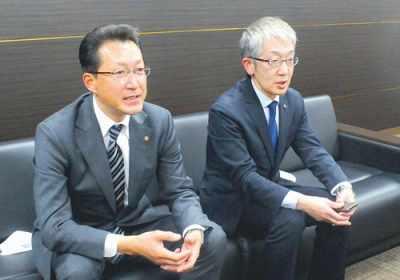 写真：「タッグを組んでカーボンニュートラルを進めたい」と話す（左から）南山氏、岡崎氏