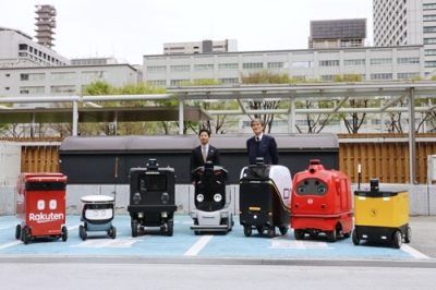 写真：各事業者の自動配送ロボット＝２７日午前、東京都千代田区