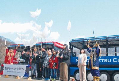 写真：バルーンを空に向けて放ち、運行開始を祝う関係者ら