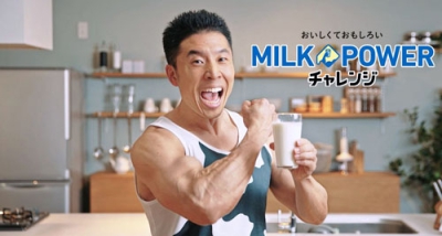 写真：牛乳の消費拡大を呼びかける動画に出演したお笑い芸人のなかやまきんに君（ホクレン提供）