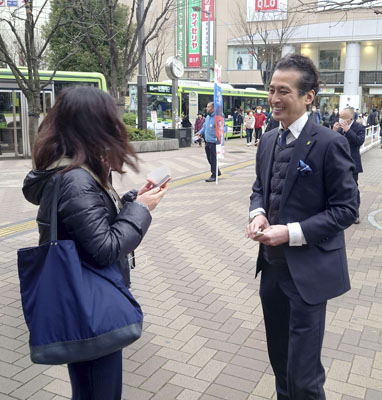 写真：街頭に立つ俳優の大沢樹生さん（右）＝５日、東京都北区の赤羽駅前