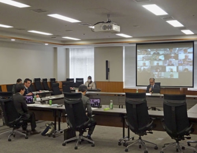 写真：文科省で開かれた教科書検定審議会総会＝２８日午後
