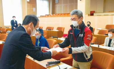 写真：伊藤副市長から委嘱状を受け取る推進会議の委員（右）