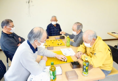 写真：囲碁の指導を受ける参加者